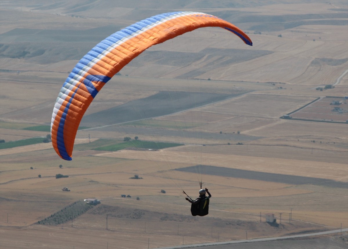 Ankara'nın Ayaş ilçesi, uygun koşulları sayesinde yamaç paraşütü tutkunlarını ağırlıyor. İlçedeki...