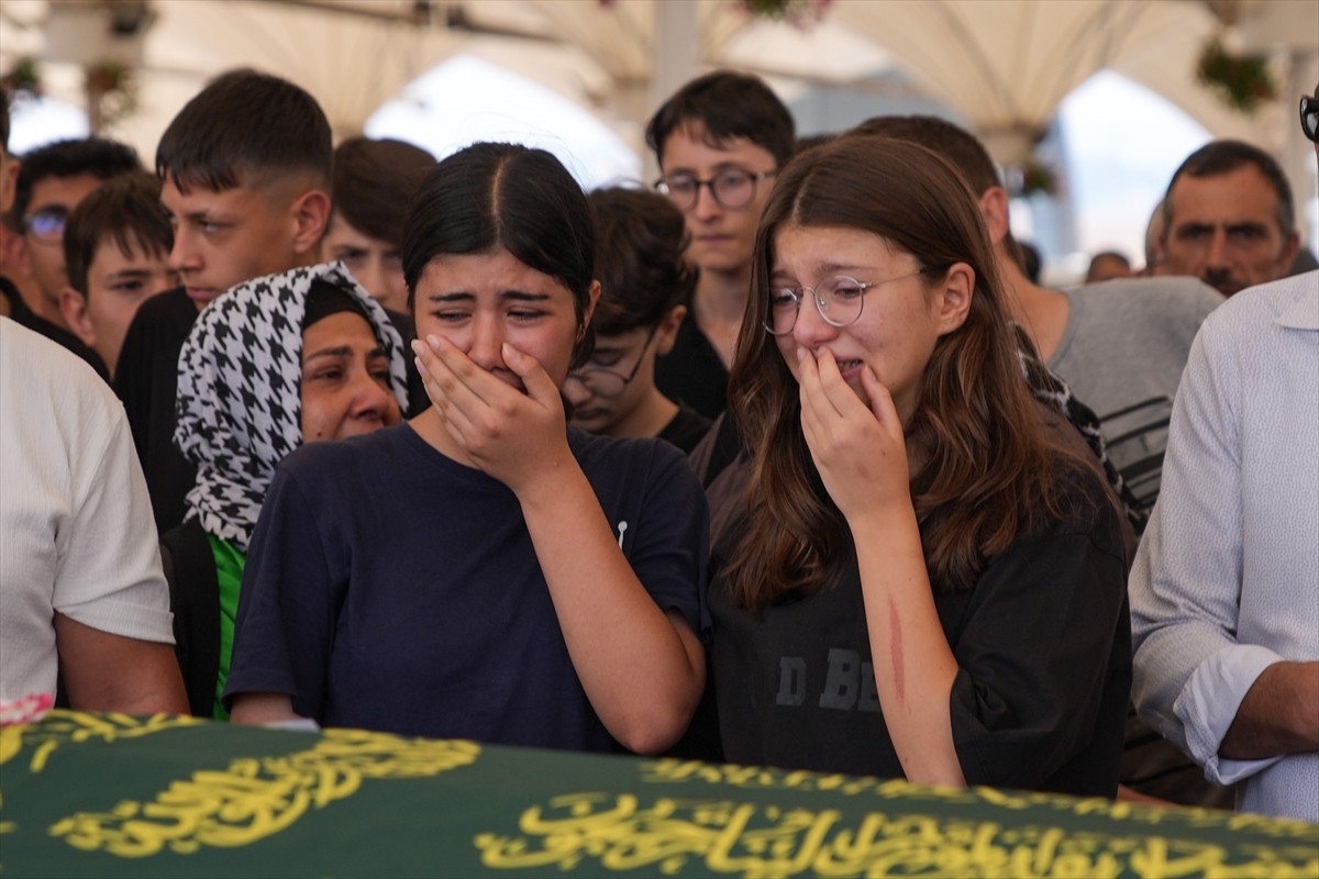 Ankara'nın Sincan ilçesinde, asansör boşluğuna düşerek hayatını kaybeden Beren Su Bolat'ın cenaze...