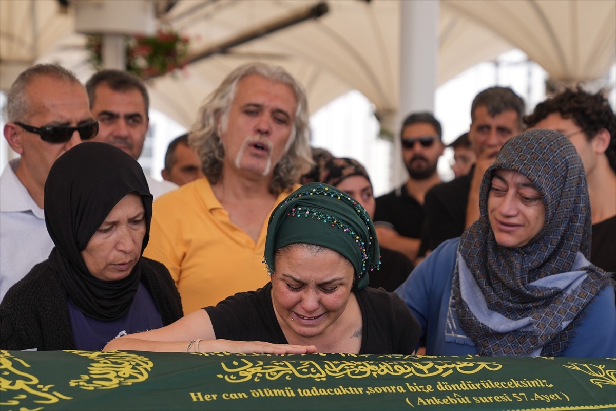 Ankara'nın Sincan ilçesinde, asansör boşluğuna düşerek hayatını kaybeden Beren Su Bolat'ın cenaze...