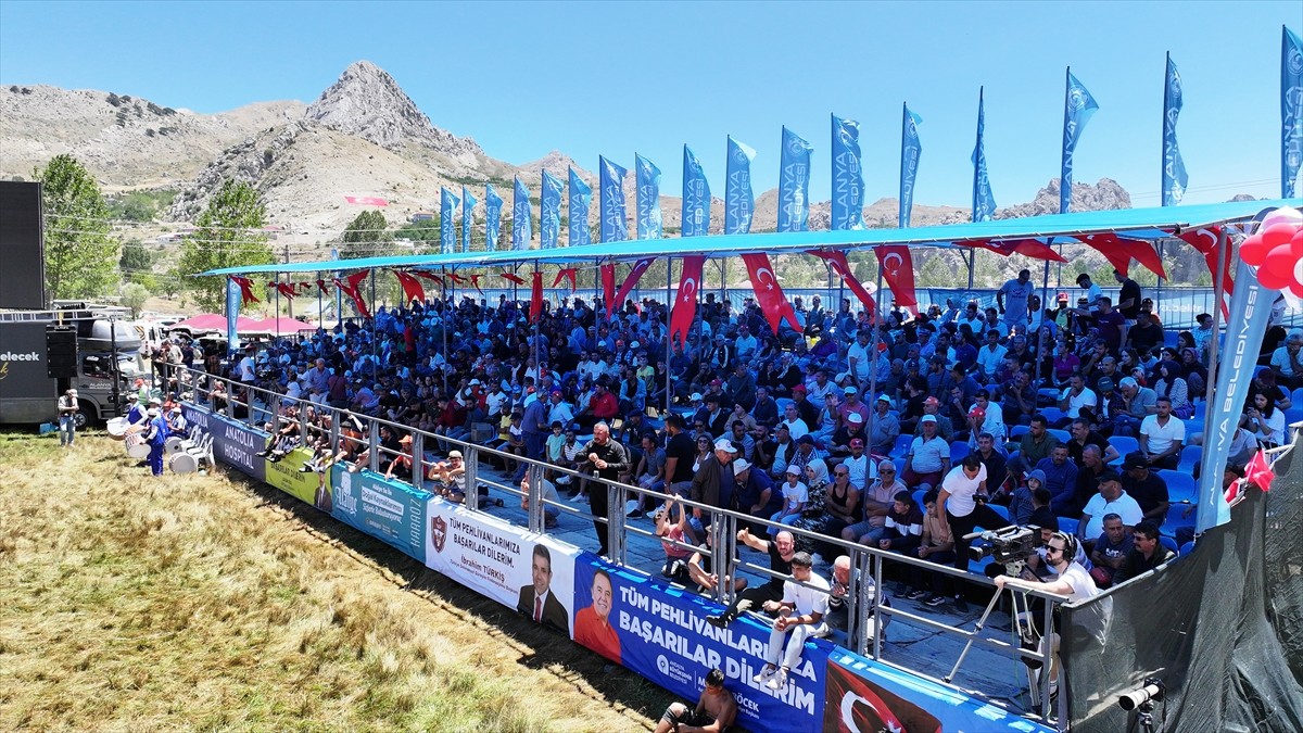 Antalya'nın Alanya ilçesinde düzenlenen 18. Geleneksel Gökbel Yaylası Yağlı Güreşleri'nde...