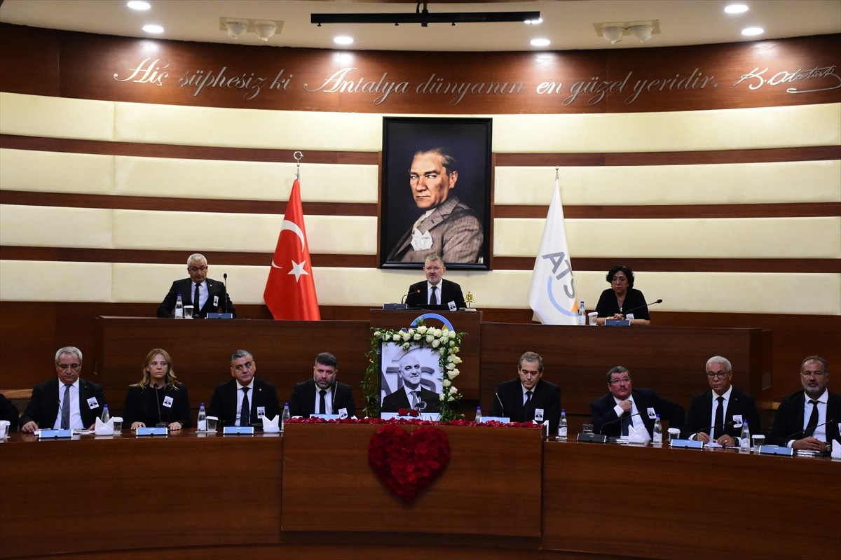 Antalya'nın Kemer ilçesinde geçirdiği tekne kazası sonucu hayatını kaybeden eski Antalya Ticaret...