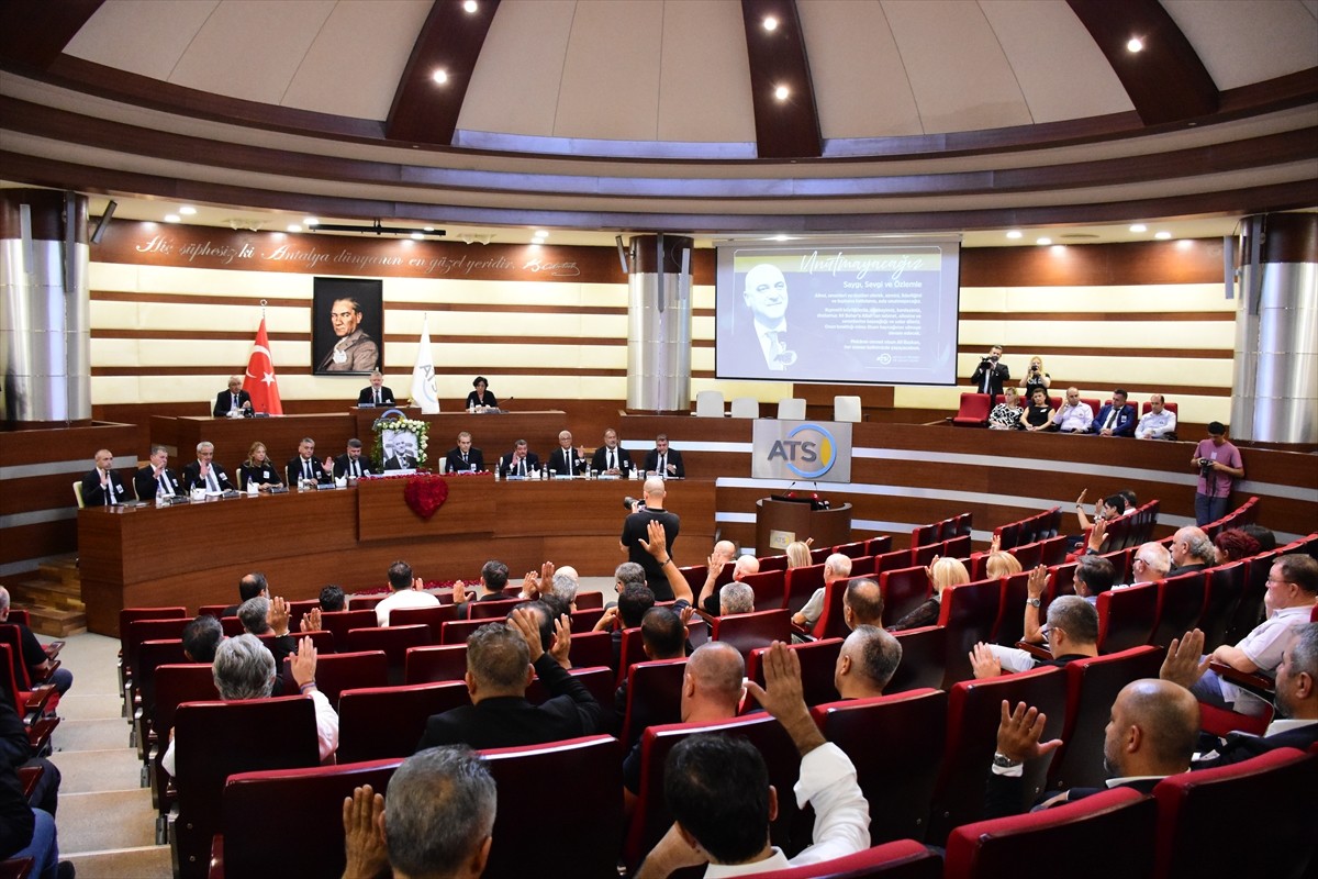 Antalya'nın Kemer ilçesinde geçirdiği tekne kazası sonucu hayatını kaybeden eski Antalya Ticaret...