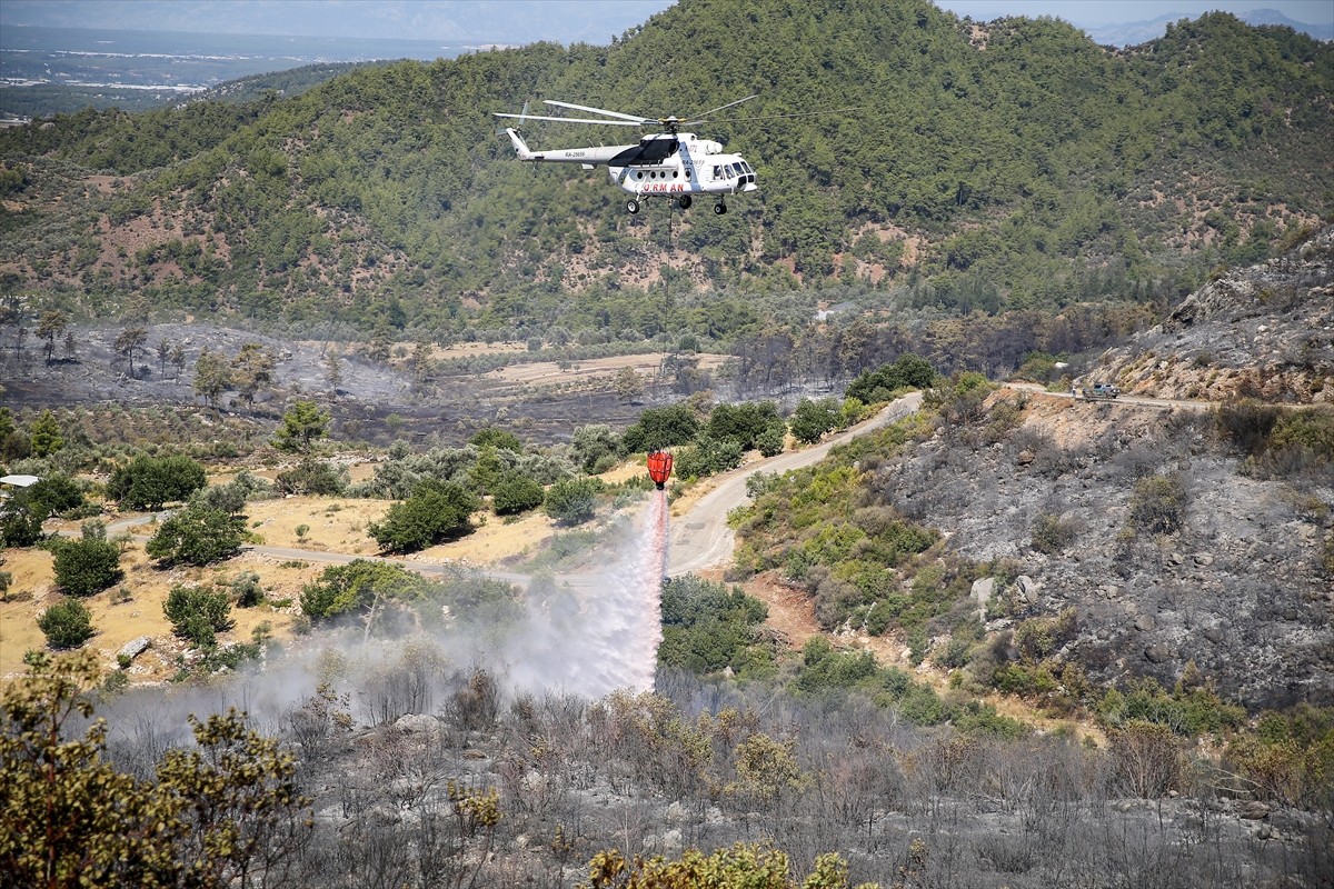 Antalya'nın Serik ilçesinde ormanlık alanda dün çıkan orman yangınını kontrol altına almak için...
