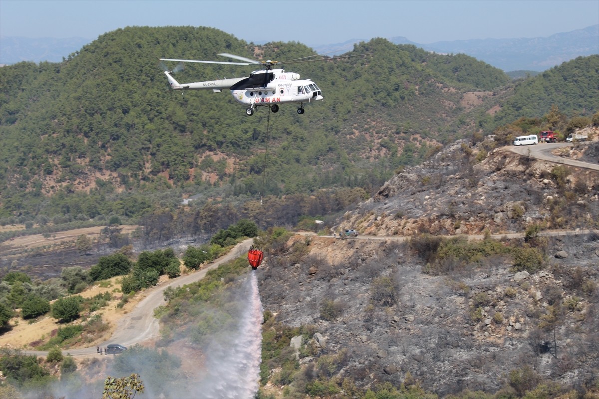 Antalya'nın Serik ilçesinde ormanlık alanda dün çıkan yangın, kontrol altına alındı.
