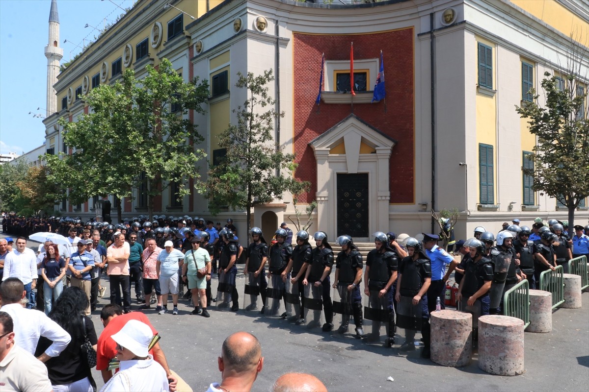 Arnavutluk'un başkenti Tiran'da, Belediye Başkanı Erion Veliaj'ın istifası, "belediyedeki...