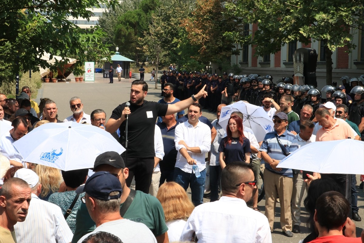 Arnavutluk'un başkenti Tiran'da, Belediye Başkanı Erion Veliaj'ın istifası, "belediyedeki...