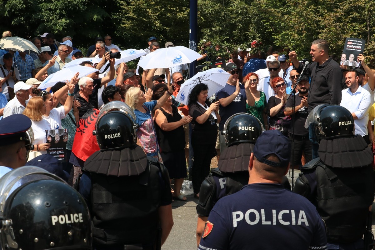 Arnavutluk'un başkenti Tiran'da, Belediye Başkanı Erion Veliaj'ın istifası, "belediyedeki...