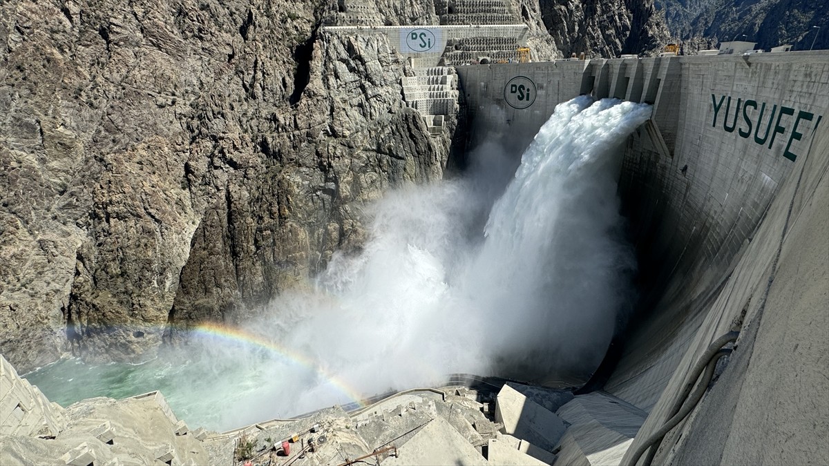 Artvin'de, temelden 275 metre gövde yüksekliğiyle Türkiye'nin en yüksek, dünyanın ise 5'inci...
