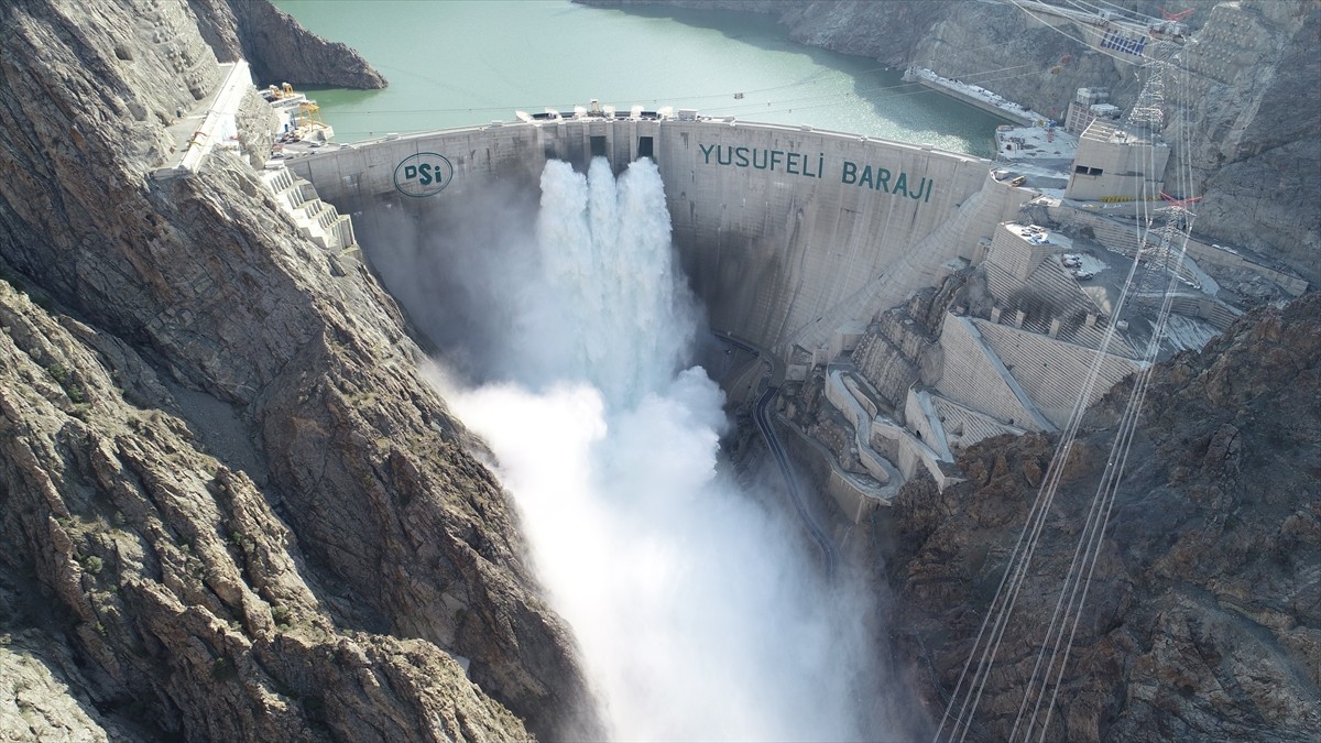 Artvin'de, temelden 275 metre gövde yüksekliğiyle Türkiye'nin en yüksek, dünyanın ise 5'inci...