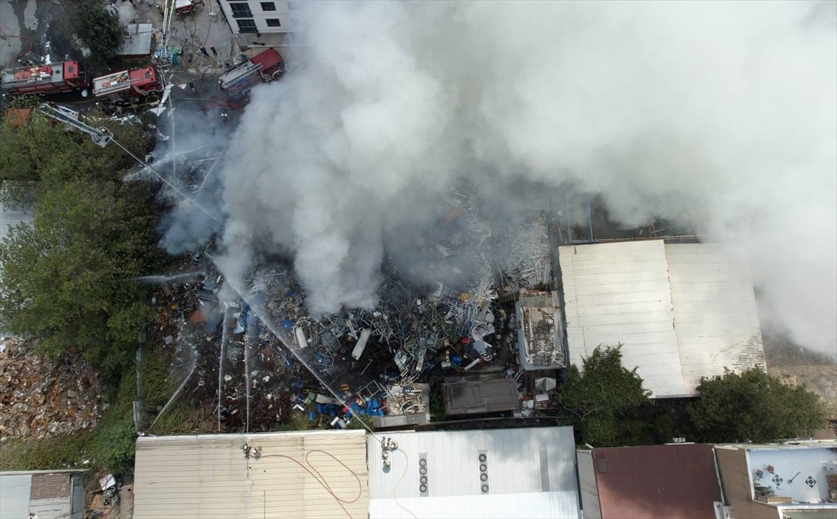 Avcılar'da hurdalık alanda çıkan yangına itfaiye ekipleri müdahale ediyor.