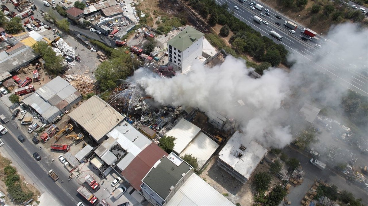 Avcılar'da hurdalık alanda çıkan yangına itfaiye ekipleri müdahale ediyor.