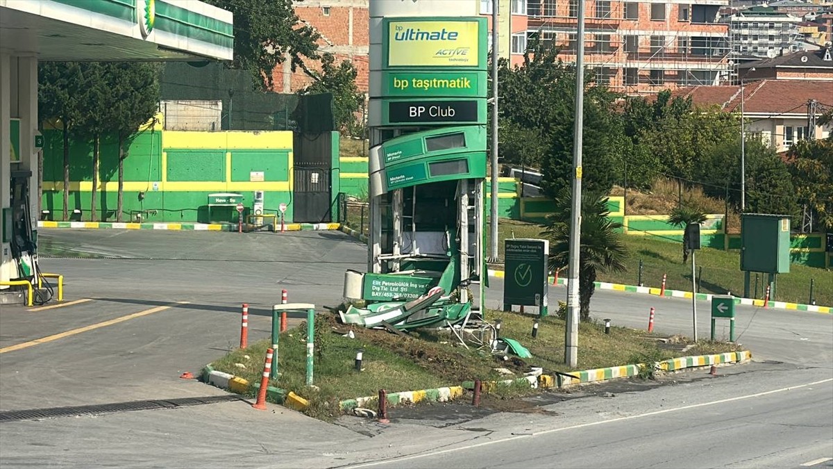 Avcılar'da kontrolden çıkan İETT otobüsü 3 araca çarptı, 1'i ağır 3 kişi yaralandı. Tahtakale...