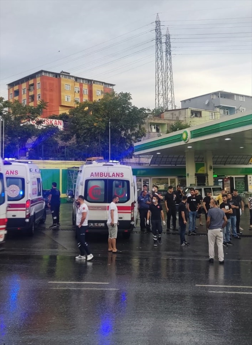 Avcılar'da kontrolden çıkan İETT otobüsü 3 araca çarptı, 1'i ağır 3 kişi yaralandı. Tahtakale...