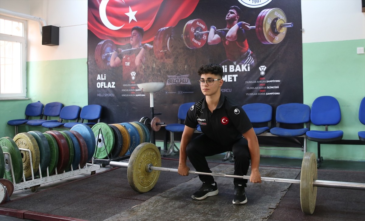 Babasının yönlendirmesiyle başlayıp milli halterci kız kardeşinin desteğiyle halterde ilerleyen...