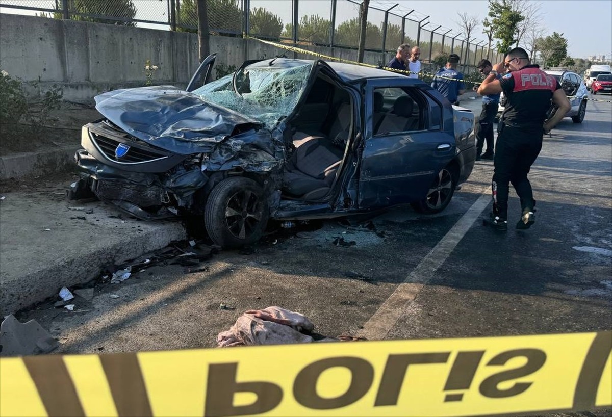 Bağcılar'da, kontrolden çıkan minibüsün karşı şeride geçerek otomobille çarpışması sonucu 1'i ağır...