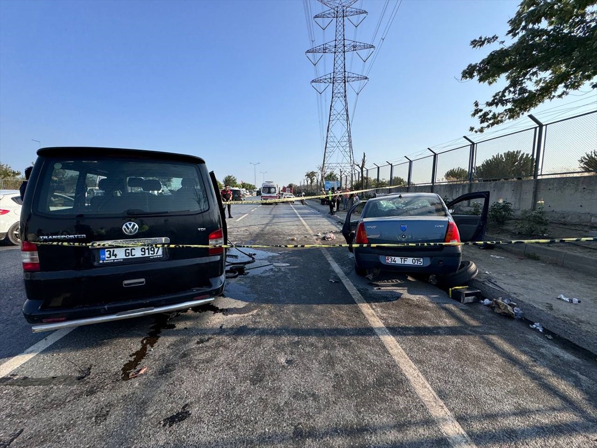 Bağcılar'da, kontrolden çıkan minibüsün karşı şeride geçerek otomobille çarpışması sonucu 1'i ağır...