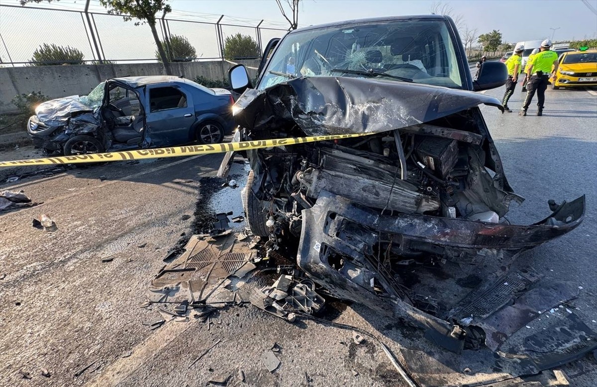 Bağcılar'da, kontrolden çıkan minibüsün karşı şeride geçerek otomobille çarpışması sonucu 1'i ağır...