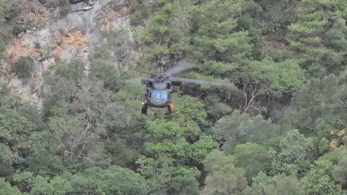 Balıkesir'in Edremit ilçesindeki Şahindere Kanyonu'nda mahsur kalan 10 kişi kurtarıldı.
