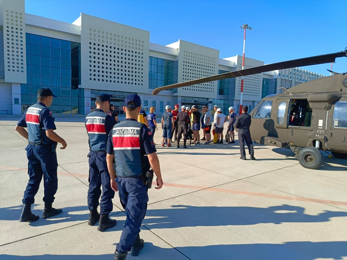 Balıkesir'in Edremit ilçesindeki Şahindere Kanyonu'nda mahsur kalan 10 kişi kurtarıldı.