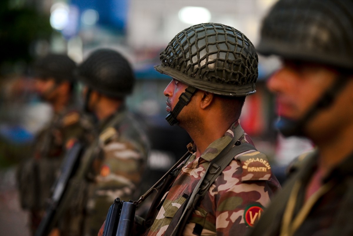 Bangladeş'te devam eden şiddet olayları nedeniyle hükümet, kamu istihdamındaki reformları protesto...