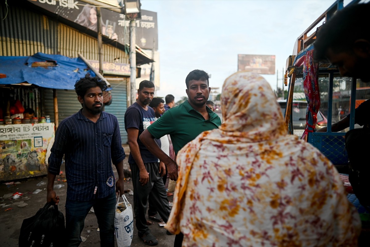 Bangladeş'te devam eden şiddet olayları nedeniyle hükümet, kamu istihdamındaki reformları protesto...