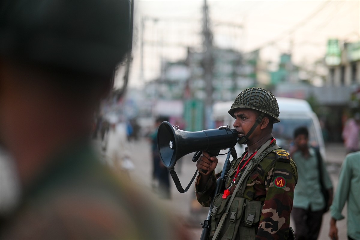 Bangladeş'te devam eden şiddet olayları nedeniyle hükümet, kamu istihdamındaki reformları protesto...