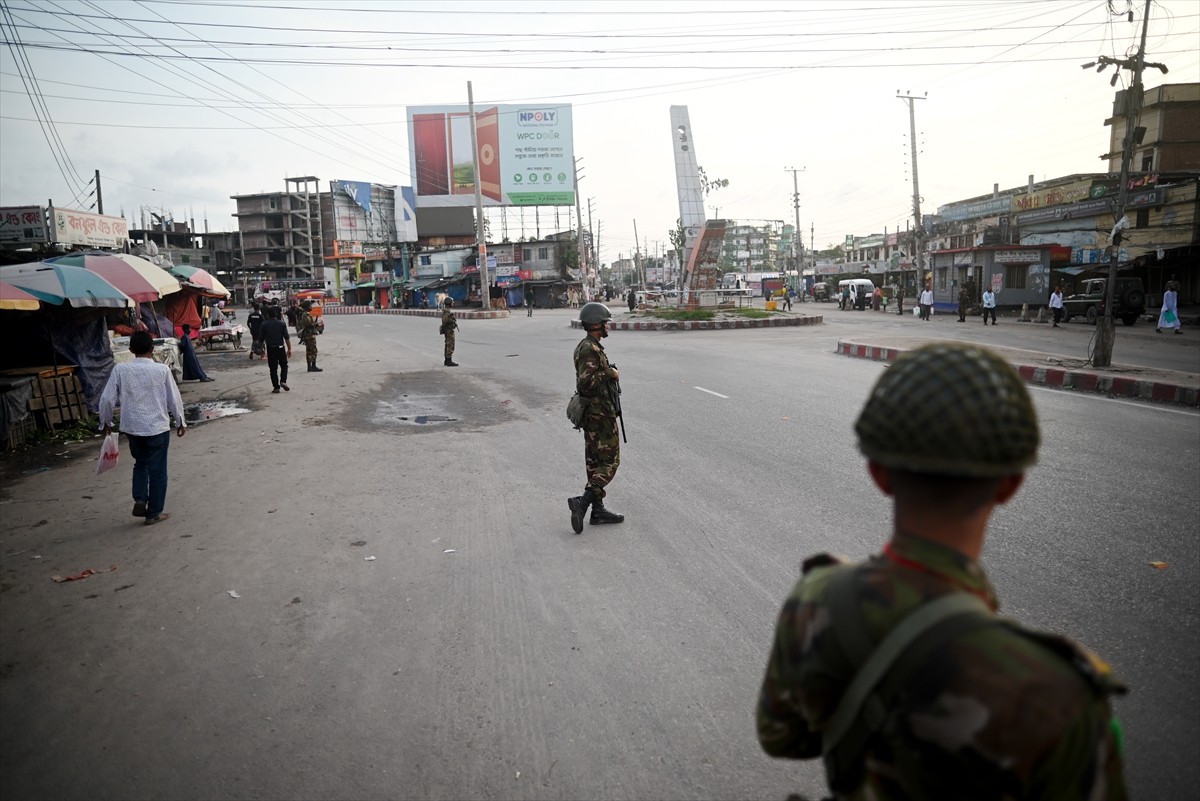 Bangladeş'te devam eden şiddet olayları nedeniyle hükümet, kamu istihdamındaki reformları protesto...