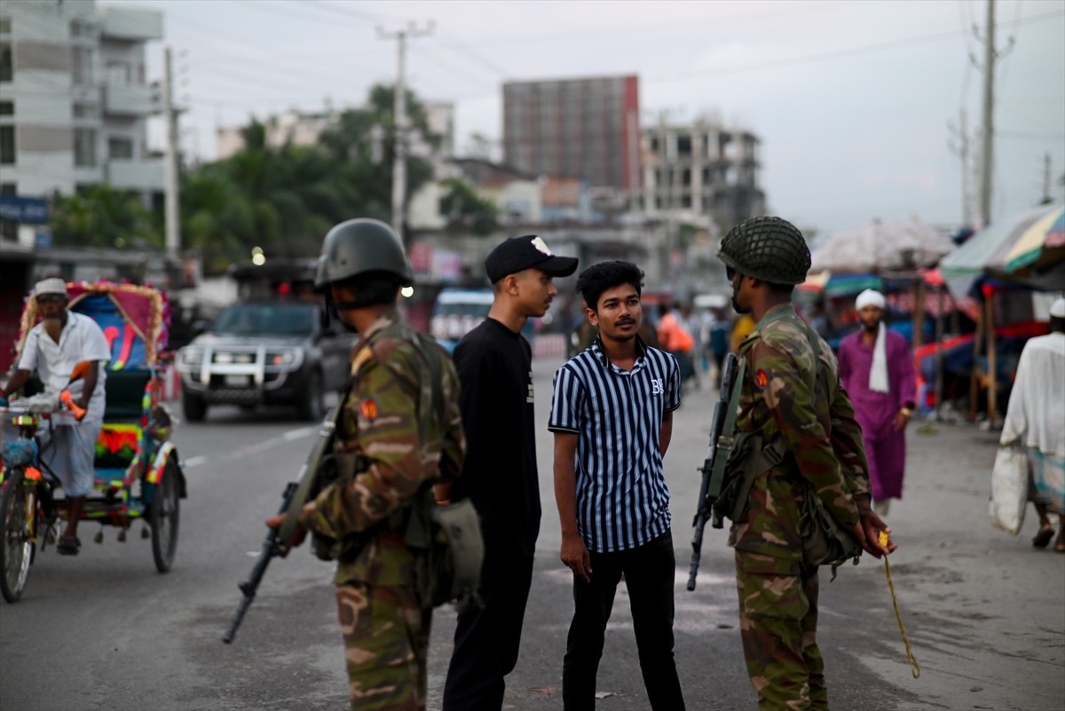 Bangladeş'te devam eden şiddet olayları nedeniyle hükümet, kamu istihdamındaki reformları protesto...