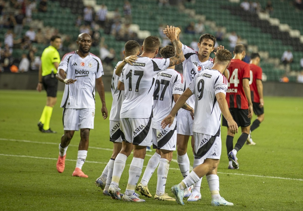 Beşiktaş Futbol Takımı, hazırlık maçında Gençlerbirliği ile Kocaeli Yıldız Entegre Stadı'nda...