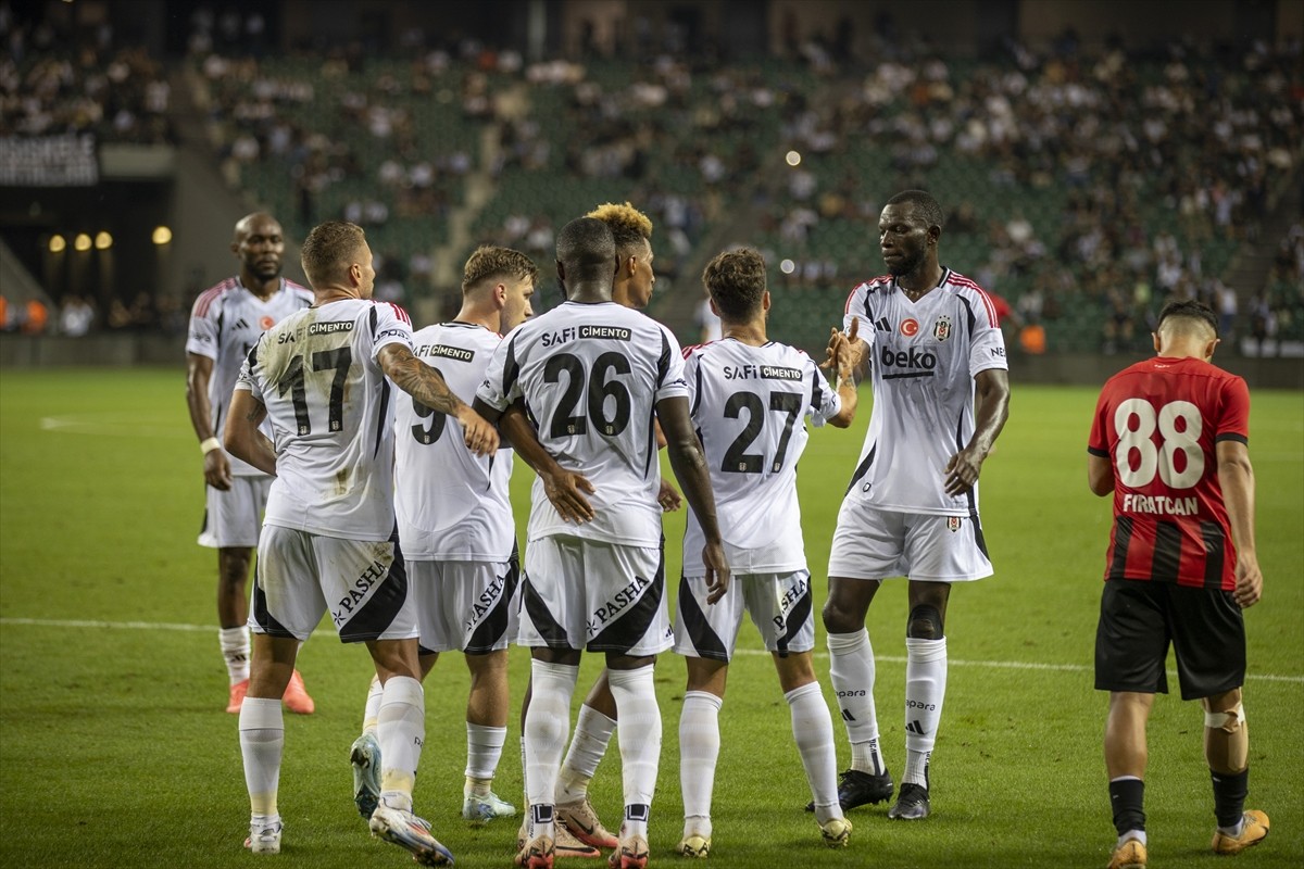 Beşiktaş Futbol Takımı, hazırlık maçında Gençlerbirliği ile Kocaeli Yıldız Entegre Stadı'nda...