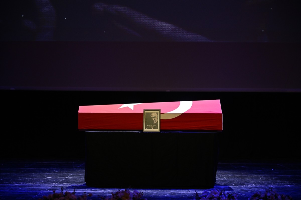 Beyin kanaması sonucu 10 yıldır komada olan ve hayatını kaybeden tiyatro sanatçısı ve sunucu Kenan...