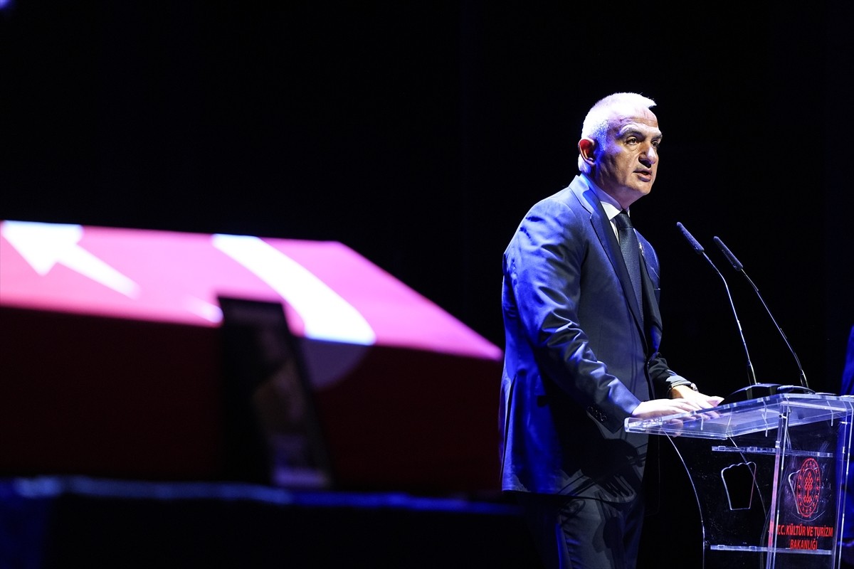 Beyin kanaması sonucu 10 yıldır komada olan ve hayatını kaybeden tiyatro sanatçısı ve sunucu Kenan...