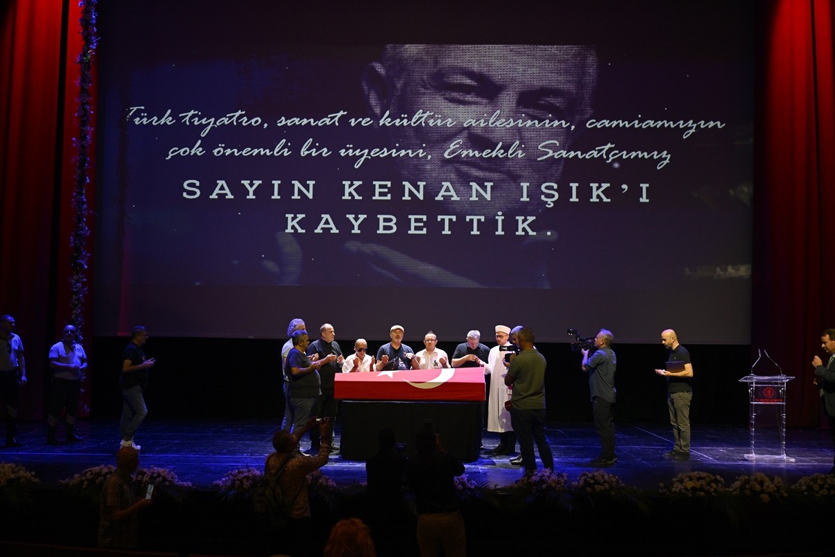 Beyin kanaması sonucu 10 yıldır komada olan ve hayatını kaybeden tiyatro sanatçısı ve sunucu Kenan...