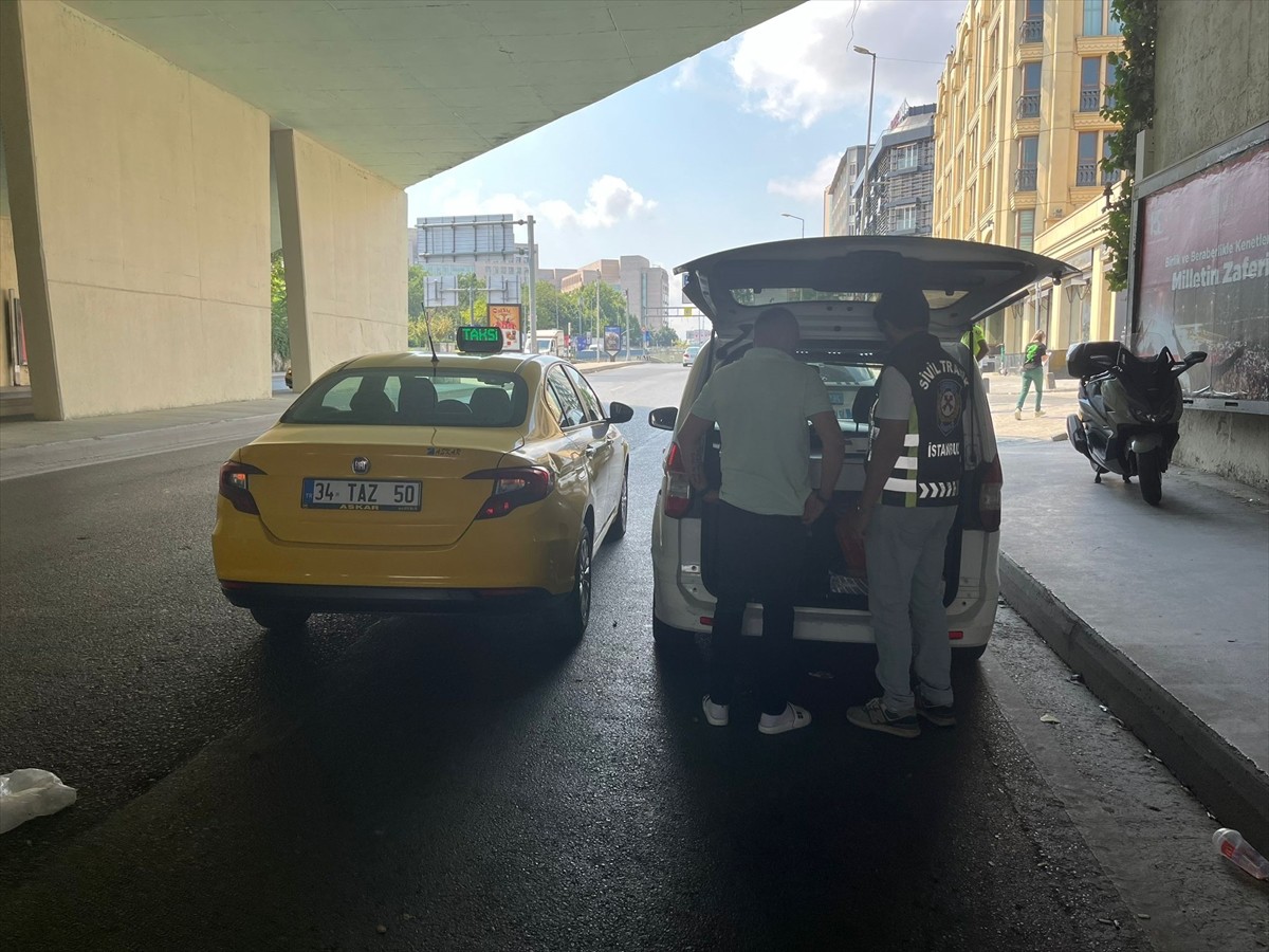 Beyoğlu'nda turistlere taksimetre açmayarak pazarlık usulü fiyat söyleyen taksi şoförüne 9 bin...