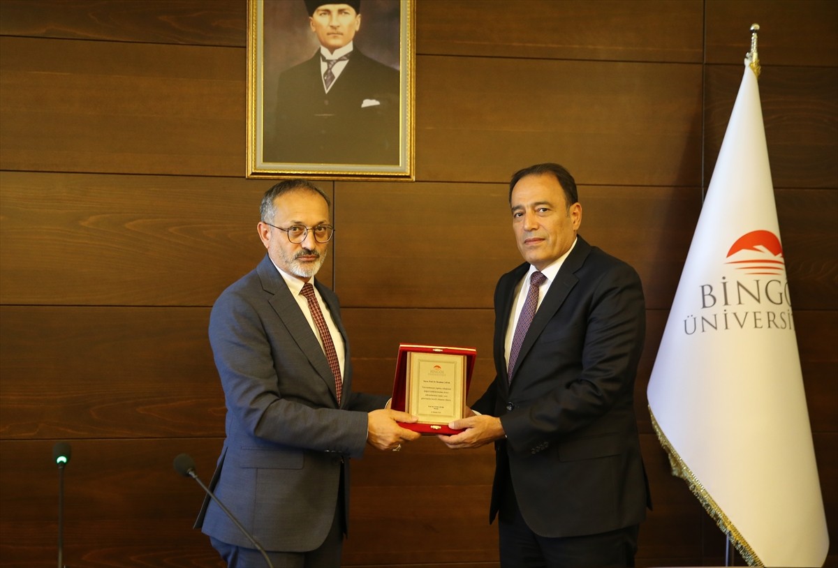 Bingöl Üniversitesi Rektörlüğüne atanan Prof. Dr. Erdal Çelik (sol), görevi eski rektör Prof. Dr....