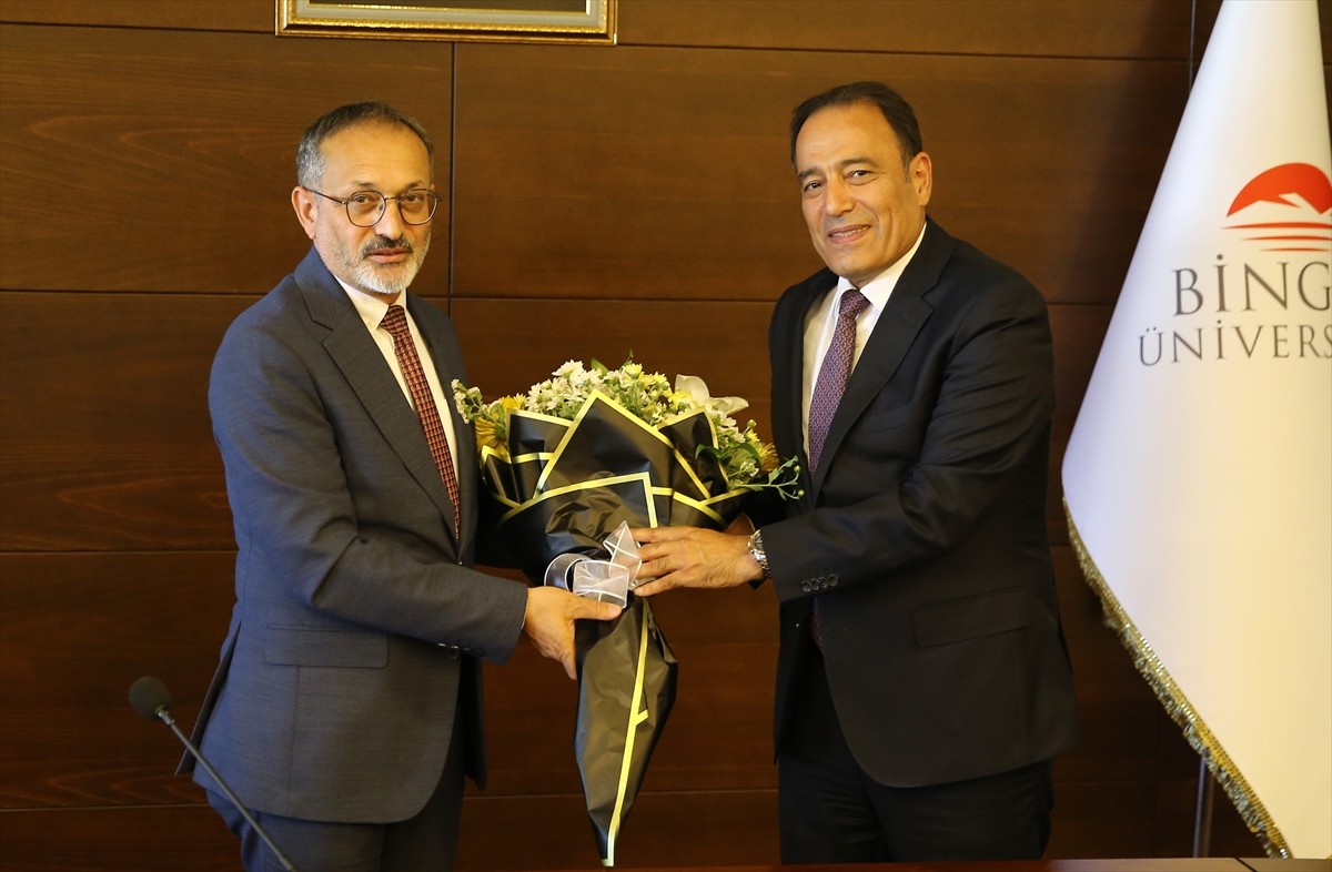 Bingöl Üniversitesi Rektörlüğüne atanan Prof. Dr. Erdal Çelik (sol), görevi eski rektör Prof. Dr....