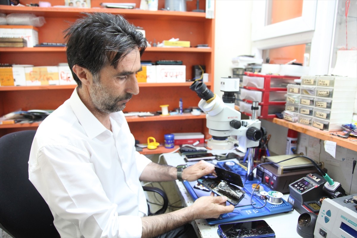 Bitlis'in Ahlat ilçesinde cep telefonu tamirciliği yapan Yusuf Altıntaş, müşterisinin getirdiği...