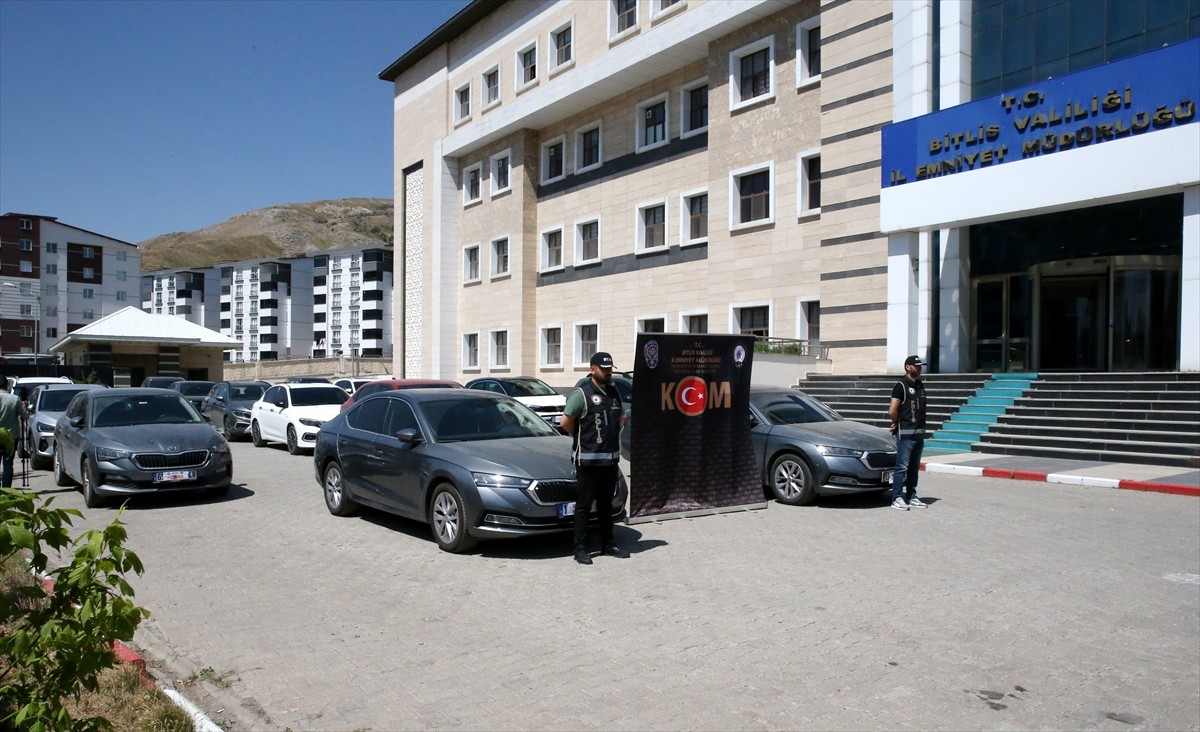 Bitlis merkezli 6 ilde usulsüz rapor düzenleyen ve rapor alan 98 şüpheli gözaltına alındı...