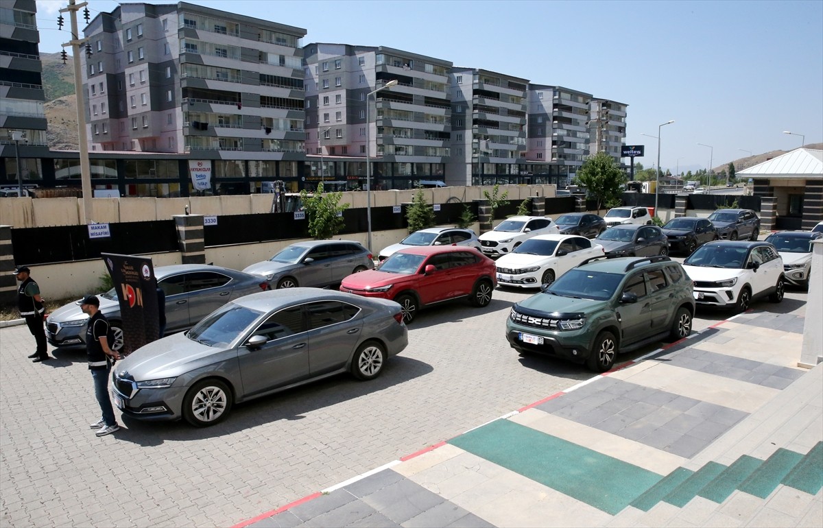 Bitlis merkezli 6 ilde usulsüz rapor düzenleyen ve rapor alan 98 şüpheli gözaltına alındı...