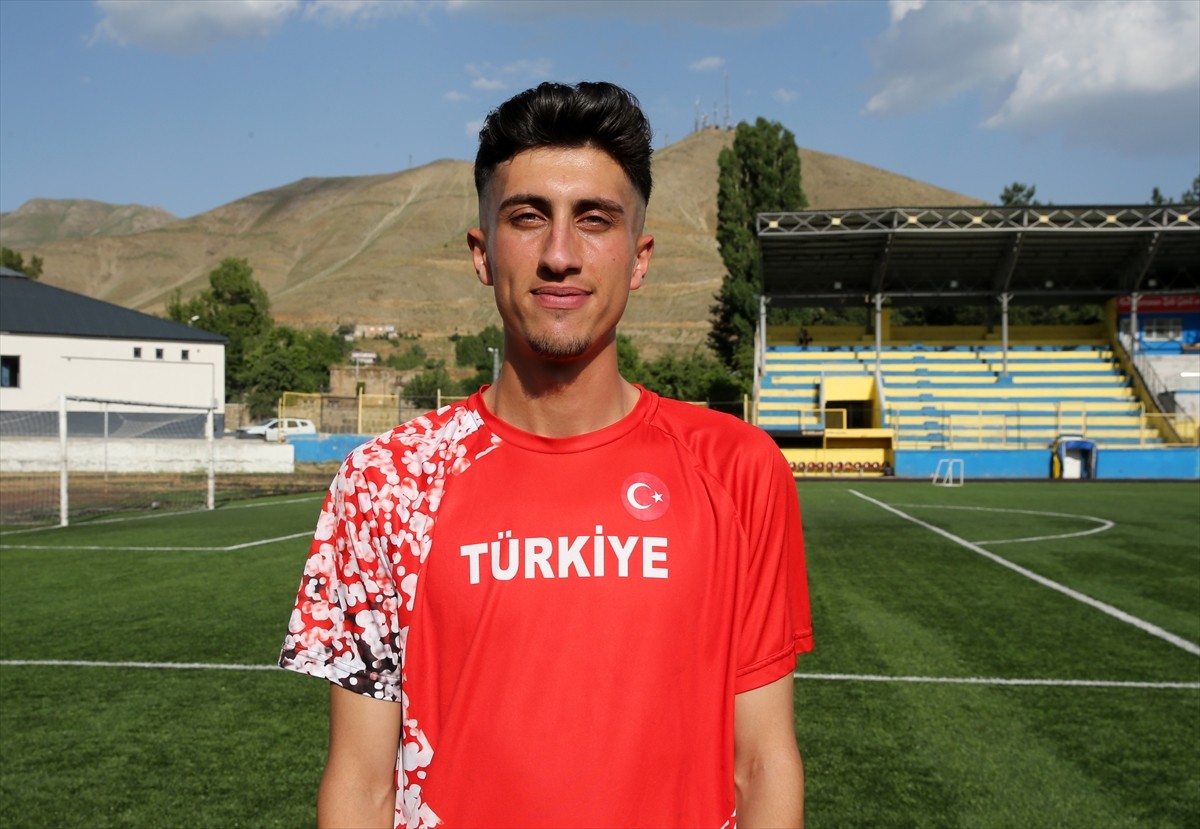 Bitlisli milli atlet Azat Özkan (fotoğrafta), Peru'daki Dünya Atletizm Gençler Şampiyonası'ndan...