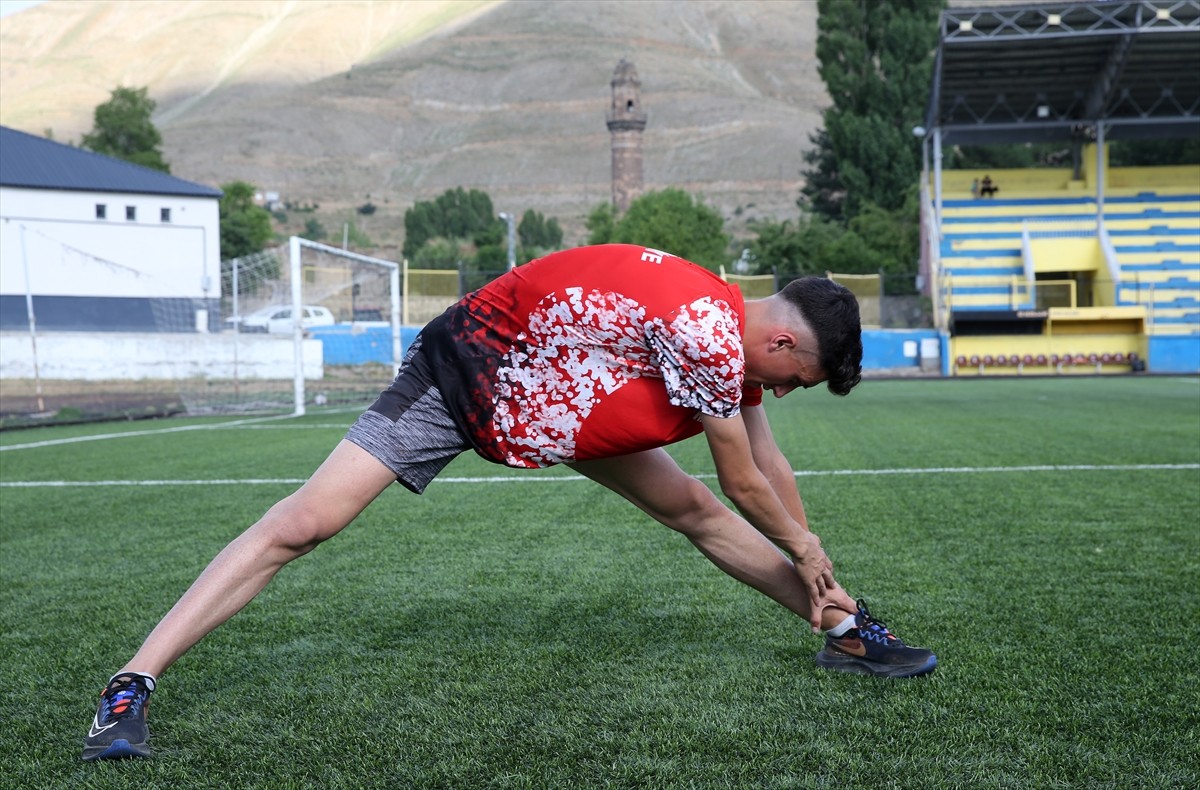 Bitlisli milli atlet Azat Özkan (fotoğrafta), Peru'daki Dünya Atletizm Gençler Şampiyonası'ndan...