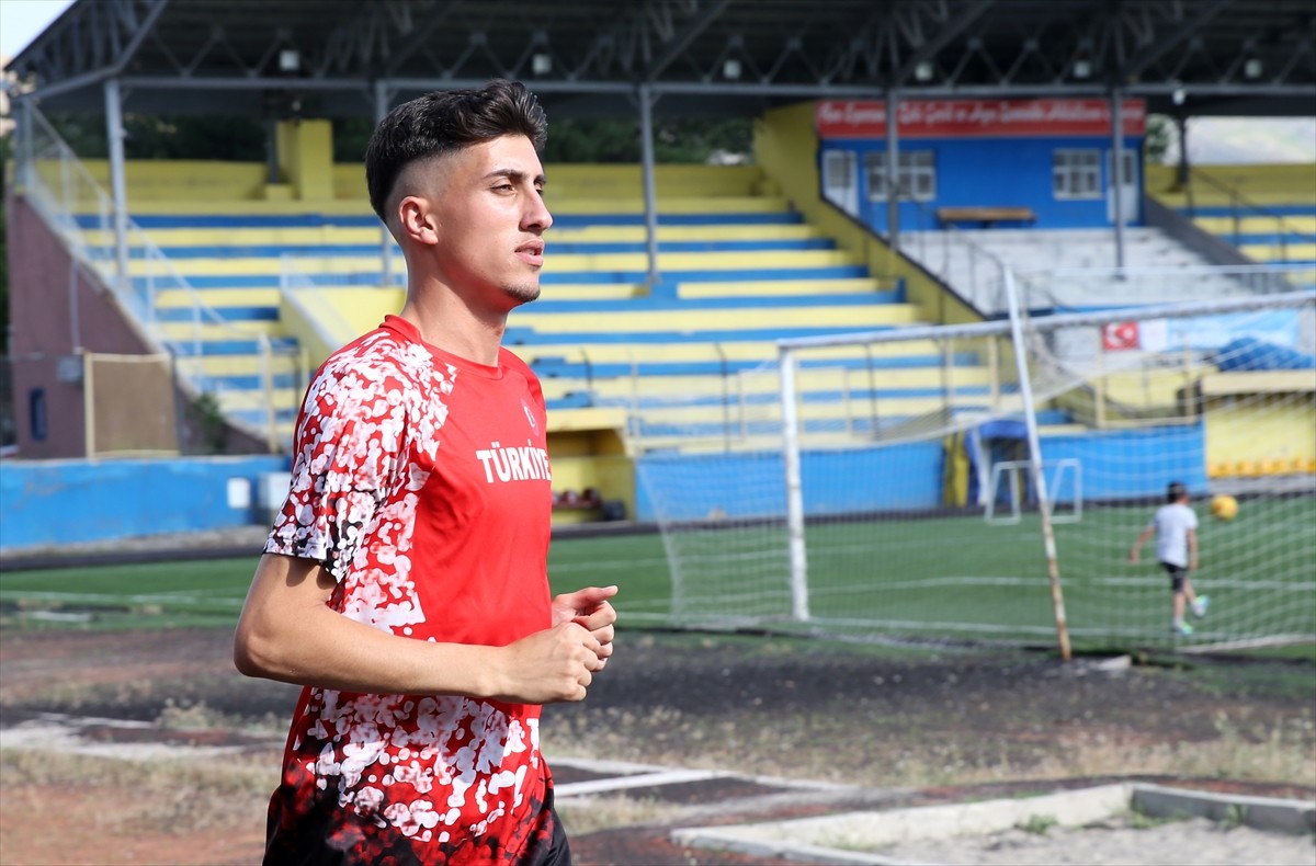 Bitlisli milli atlet Azat Özkan (fotoğrafta), Peru'daki Dünya Atletizm Gençler Şampiyonası'ndan...