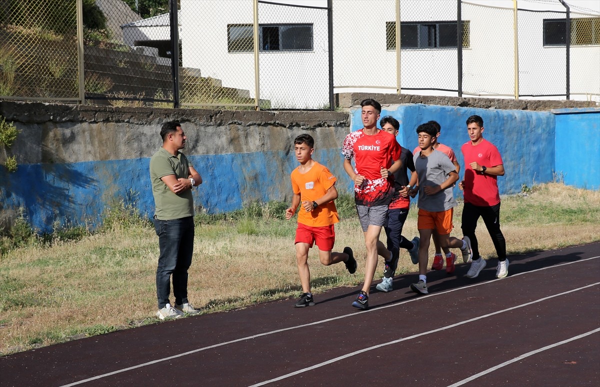 Bitlisli milli atlet Azat Özkan (fotoğrafta), Peru'daki Dünya Atletizm Gençler Şampiyonası'ndan...