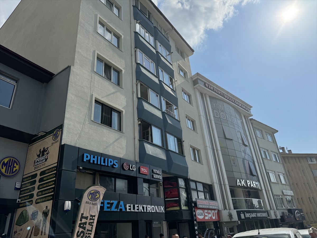  Bolu'da pencereden kaldırıma düşen 2 yaşındaki çocuk hastaneye kaldırıldı.