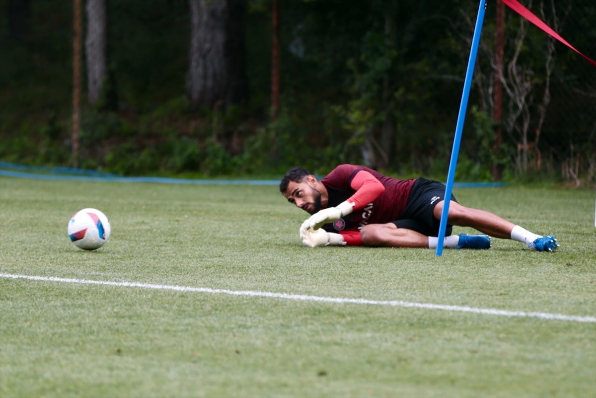 Bolu'nun Esentepe bölgesindeki bir otelde kamp yapan Fatih Karagümrük, Trendyol 1. Lig'de şampiyon...