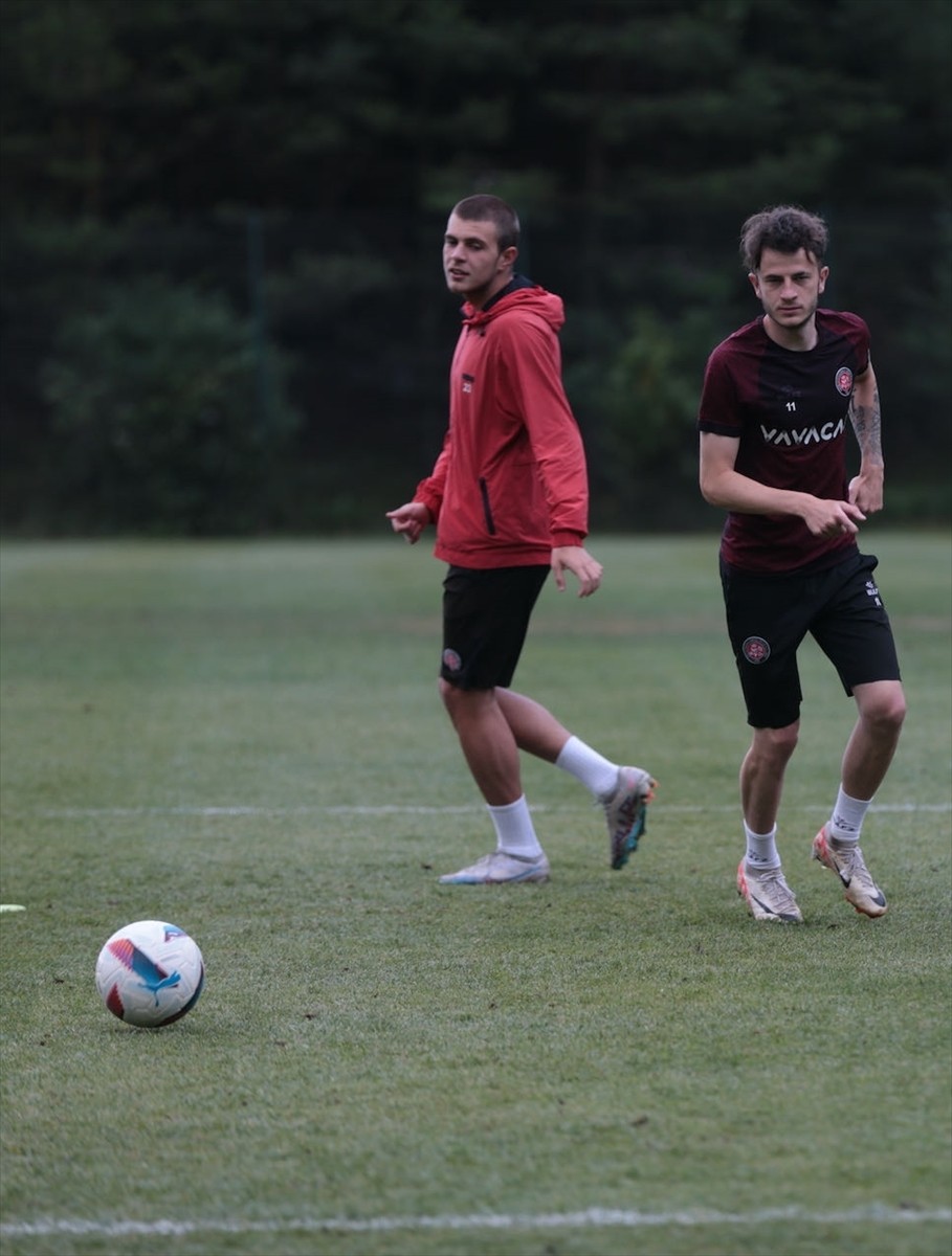 Bolu'nun Esentepe bölgesindeki bir otelde kamp yapan Fatih Karagümrük, Trendyol 1. Lig'de şampiyon...