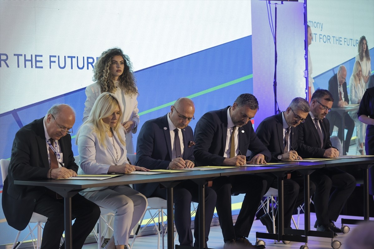 Bosna Hersek'in Mostar şehrinde, Mostar Köprüsü'nün yeniden inşasının 20'nci yılı dolayısıyla...