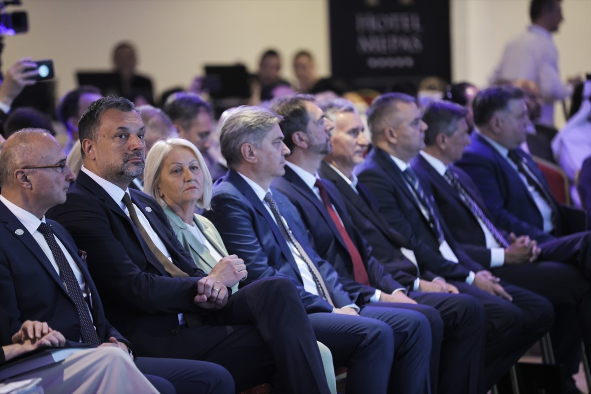 Bosna Hersek'in Mostar şehrinde, Mostar Köprüsü'nün yeniden yapılışının 20'nci yılı dolayısıyla...