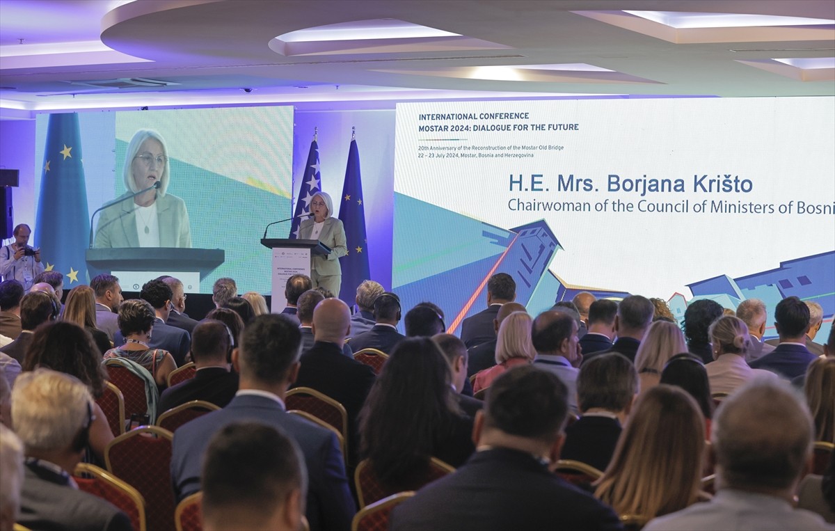 Bosna Hersek'in Mostar şehrinde, Mostar Köprüsü'nün yeniden yapılışının 20'nci yılı dolayısıyla...