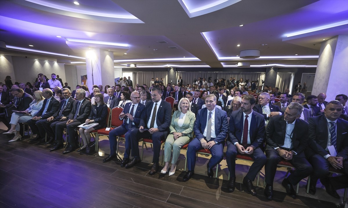 Bosna Hersek'in Mostar şehrinde, Mostar Köprüsü'nün yeniden yapılışının 20'nci yılı dolayısıyla...